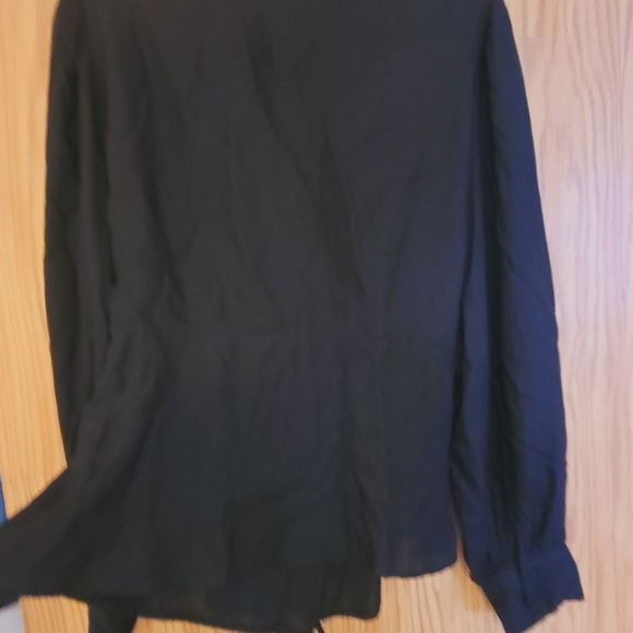 Black wrap around blouse - Picture 8 of 10